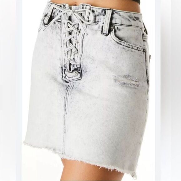 ALICE + OLIVIA NWT Raw-Edge Trim Mini Skirt
Washed Denim Size 24 (0) - Picture 2 of 14